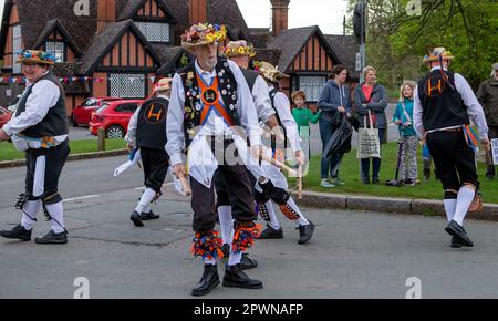 Aldbury Village, UK 1. Mai 2023. Eine Mayday-Tradition. Morris-Tänzer im Morgengrauen begrüßen Mayday. Sue Thatcher/Alamy Live News Stockfoto