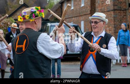 Aldbury Village, UK 1. Mai 2023. Eine Mayday-Tradition. Morris-Tänzer tanzen mit Stehtänzern. Sue Thatcher/Alamy Live News Stockfoto