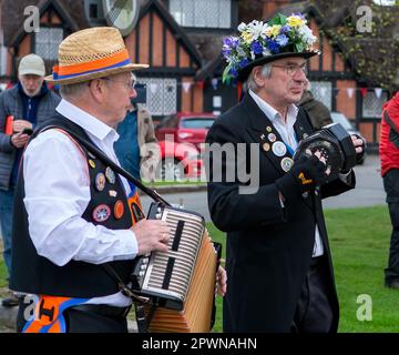 Aldbury Village, UK 1. Mai 2023. Morris-Tänzer-Musiker geben den Tänzern Musik. Sue Thatcher/Alamy Live News Stockfoto