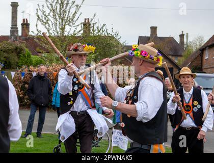 Aldbury Village, UK 1. Mai 2023. Morris-Tänzer, traditioneller Stock-Tanz bei Tagesanbruch am Maifeiertag, um den Frühling zu begrüßen. Sue Thatcher/Alamy Live News Stockfoto