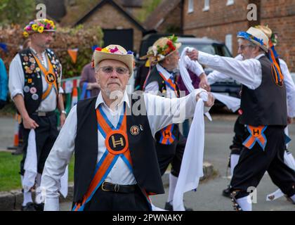 Aldbury Village, UK 1. Mai 2023. Eine Mayday-Tradition. Aldbury Village morris Männer tanzen im Morgengrauen ein traditionelles Taschentuch, um den Frühling zu begrüßen. Sue Thatcher/Alamy Live News Stockfoto