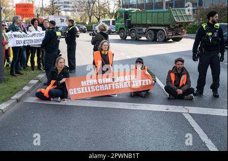 28.04.2023, Berlin, Deutschland, Europa - Klimaprotestierende der so genannten letzten Generation (Letzte Generation) bei einer Sit-in-Blockade auf der Straße im Stadtzentrum. Stockfoto