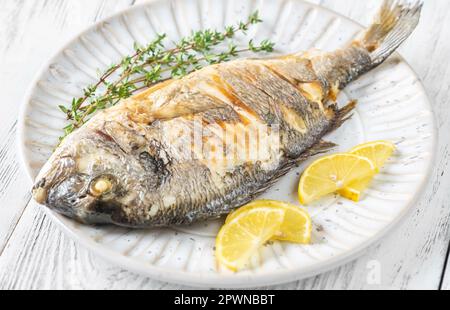 Mediterran gebackener Dorada-Fisch mit Thymian Stockfoto