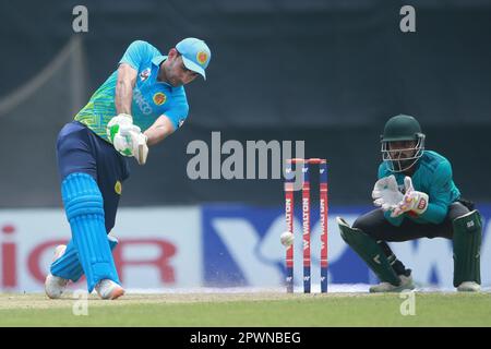 Abahani Ltd. Ausländischer Spieler Pakistanischer Cricketspieler Khushdil Shah schlägt während des 2022-23-Superliga-Spiels der Dhaka Premier Division Cricket League Stockfoto