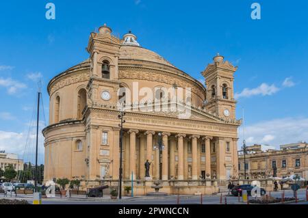 Außenansicht der Pfarrkirche, die der Himmelfahrt unserer Frau gewidmet ist (Santa Marija Assunta), auch bekannt als Mosta Rotunda oder Mosta Dome - Malta. Stockfoto