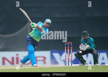 Abahani Ltd. Ausländischer Spieler Pakistanischer Cricketspieler Khushdil Shah schlägt während des 2022-23-Superliga-Spiels der Dhaka Premier Division Cricket League Stockfoto