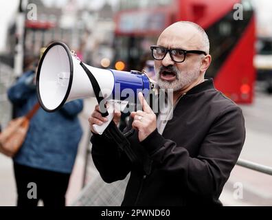 Gewerkschaftsbeamter Onay Kasab spricht NHS-Arbeiter an der Streikpostenlinie St Thomas' Hospital, London, Leiter eines marsches vom Krankenhaus zum Trafalgar Square, als Mitglieder des Royal College of Nursing (RCN) und der Gewerkschaft Unite setzen ihre Streikaktion im Streit über die Bezahlung fort. Foto: Montag, 1. Mai 2023. Stockfoto