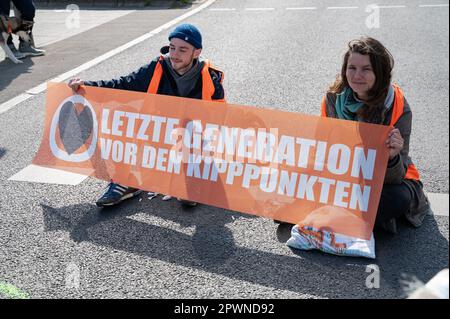 28.04.2023, Berlin, Deutschland, Europa - Klimaprotestierende der letzten Generation (Letzte Generation) haben sich an eine Straße geklebt. Stockfoto