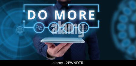 Handgeschriebener Text Mehr erreichen, Geschäftsübersicht produktives oder kreatives Arbeiten mit weniger Geld oder Ressourcen Stockfoto
