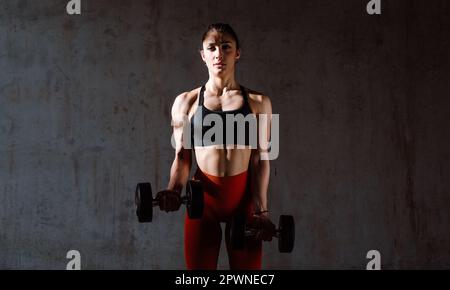 Junge Sportlerinnen trainieren in einem Sportstudio mit Sportgeräten. Fit trainieren. Konzept über Fitness, Wellness und Sportvorbereitung. Stockfoto