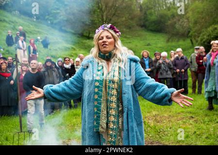 Glastonbury, Großbritannien. 1. Mai 2023. Heidnische Beltane Feuerzeremonie und Feuerspringen im Cressfeld von Chalice Well. Kredit: Stephen Bell/Alamy Live News Stockfoto