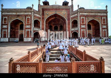 Schülerinnen und Schüler, die auf einer Lehrtour am Humayun-Grab in Neu-Delhi gesehen wurden. Das Humayun-Grab ist ein großes dynastisches Mausoleum, das zu Synonymen der Mogul-Architektur werden sollte. Das Mausoleum wurde im Jahr 1570 fertiggestellt und enthält die Gräber von Kaiser Humayun sowie Bega Begum, Hamida Begum und Dara Shikoh. Das Grab war das erste Gartengrab auf dem indischen Subkontinent. Stockfoto