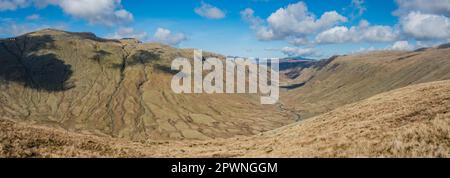 Blick von Langdale Pikes nach Norden in Richtung Thirlmere mit Glaramara Gipfel auf der linken Seite, English Lake District. Stockfoto