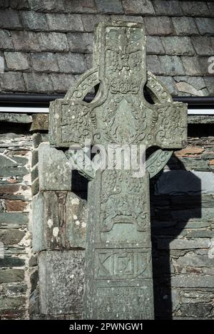 Lakeland Schieferkreuz auf dem Gelände der Holy Trinity Kirche, Grange in Borrowdale, English Lake District. Stockfoto