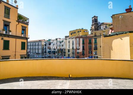 Neapel, Kampanien, Italien - 28. April 2023: Blick auf die Kirche der Heiligen Apostel Jesu aus dem 17. Jahrhundert von der Via Carbonara, Neapel, Italien Stockfoto