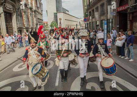 30. April 2023, Madrid, Madrid, Spanien: Der Aufstand vom 2. Mai 1808 ist der Name, unter dem die Ereignisse bekannt sind, die sich in Madrid, Spanien, gegen die französische Invasion in Spanien ereignet haben. Nach der Unterdrückung des Protests durch die napoleonischen Streitkräfte in Madrid, dem Aufstand in ganz Spanien, der zum Krieg der spanischen Unabhängigkeit führen würde. Mehr als 300 Menschen, Pferde und Kanonen haben an dieser historischen Repräsentation teilgenommen, einschließlich einer Parade im historischen Madrid, Paseo del Prado, Alcala, Puerta del Sol, Bürgermeister, Postas, Plaza Mayor, Ciudad Rodrigo, Plazuela de Santiago und Requena Comm Stockfoto