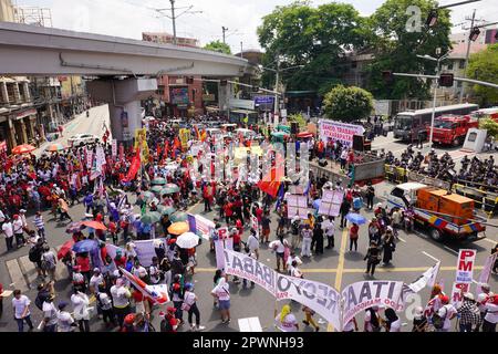 Manila, NCR, Philippinen. 1. Mai 2023. Verschiedene philippinische Arbeitsgruppen und Arbeiter feierten den Labor Day mit Protesten in Mendiola in Manila, Philippinen, um höhere Löhne und die uneingeschränkte Achtung der grundlegenden Arbeitnehmerrechte zu fordern. Die Polizei verbarrikadierte den Arch Mendiola Peach, während die Demonstranten die Kundgebung inszenieren. (Kreditbild: © Sherbien Dacalanio/Pacific Press via ZUMA Press Wire) NUR REDAKTIONELLE VERWENDUNG! Nicht für den kommerziellen GEBRAUCH! Stockfoto