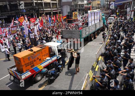 Manila, NCR, Philippinen. 1. Mai 2023. Verschiedene philippinische Arbeitsgruppen und Arbeiter feierten den Labor Day mit Protesten in Mendiola in Manila, Philippinen, um höhere Löhne und die uneingeschränkte Achtung der grundlegenden Arbeitnehmerrechte zu fordern. Die Polizei verbarrikadierte den Arch Mendiola Peach, während die Demonstranten die Kundgebung inszenieren. (Kreditbild: © Sherbien Dacalanio/Pacific Press via ZUMA Press Wire) NUR REDAKTIONELLE VERWENDUNG! Nicht für den kommerziellen GEBRAUCH! Stockfoto