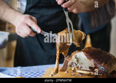 Der Koch schnitzt eine geröstete Ente Stockfoto