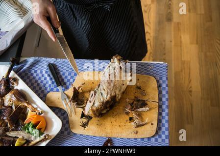 Koch beim Schnitzen einer gerösteten Ente Stockfoto