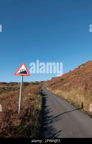 Die steile Straße führt von Little Langdale, English Lake District, hinauf nach Blea Tarn. Stockfoto