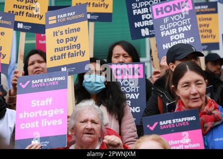 London, Großbritannien. 01. Mai 2023 Krankenschwestern streiken. Krankenschwestern an der Streikposten vor dem University College Hospital in London. Kredit: Waldemar Sikora/Alamy Live News Stockfoto