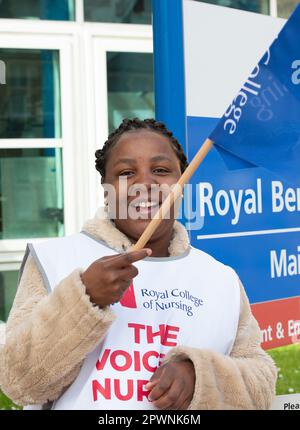 Reading, Berkshire, Großbritannien. 1. Mai 2023. Krankenschwestern, die sich heute vor dem NHS Royal Berkshire Hospital in Reading, Berkshire, aufstellen. Krankenschwestern in ganz England begannen gestern Abend um 8pm Uhr einen Streik und er dauert bis Mitternacht in einem andauernden Streit über Bezahlung und Arbeitsbedingungen an. Der Streik wurde jedoch aufgrund von gerichtlichen Maßnahmen der Regierung gekürzt. Intensivstationen, Chemotherapie und Dialysetherapie sind heute ebenfalls betroffen. Kredit: Maureen McLean/Alamy Live News Stockfoto