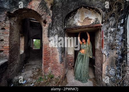 Agra, Indien. 23. April 2023. Nandini Singh, ein weibliches Model, posiert für Fotos in der alten Festung in der Nähe des berühmten Tajmahal. (Foto: Avishek das/SOPA Images/Sipa USA) Guthaben: SIPA USA/Alamy Live News Stockfoto