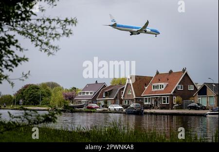 SCHIPHOL - ein Flugzeug fliegt über ein Haus in der Nähe von Schiphol. Mehrere tausend Menschen, die in der Nähe von Schiphol leben, können für die Belästigung entschädigt werden, die sie erlitten haben, weil die Behörde für menschliche Umwelt und Verkehr (ILT) nicht eingegriffen hat, als der Luftverkehr zu viel Lärm in ihrem Haus verursacht hat. ANP ROBIN VAN LONKHUIJSEN niederlande raus - belgien raus Stockfoto