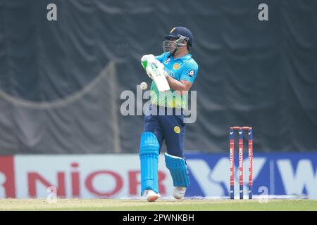 Abahani Ltd. Ausländischer Spieler Pakistanischer Cricketspieler Khushdil Shah schlägt während des 2022-23-Superliga-Spiels der Dhaka Premier Division Cricket League Stockfoto