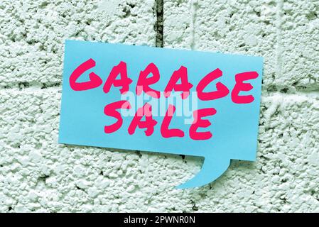 Inspiration mit dem Schild Garage Sale, ein Wort über den Verkauf verschiedener Haushaltswaren, die oft in der Garage aufbewahrt werden Stockfoto