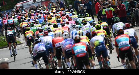 Eschborn, Deutschland. 01. Mai 2023. Radfahren: UCI WorldTour - Eschborn-Frankfurt (203,80 km), Männer. Das Elite-Peloton beginnt in Eschborn. Kredit: Arne Dedert/dpa/Alamy Live News Stockfoto