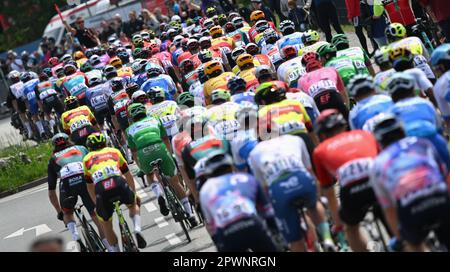 Eschborn, Deutschland. 01. Mai 2023. Radfahren: UCI WorldTour - Eschborn-Frankfurt (203,80 km), Männer. Das Elite-Peloton beginnt in Eschborn. Kredit: Arne Dedert/dpa/Alamy Live News Stockfoto