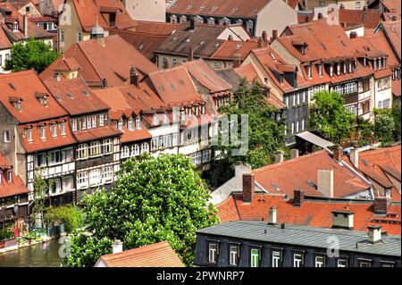 Historische Reihenhäuser im Viertel „Little Venice“ am Ufer des Flusses Regnitz in der historischen Altstadt von Bamberg, fotografiert aus der Luft Stockfoto