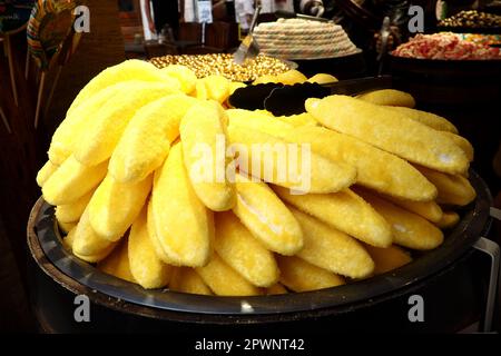Eclairs in Form von gelben Bananen auf einem Gericht. Ein Schaukasten des Süßigkeitenladens Dubrovnik Croatia. Leckere süße Kuchen werden Touristen zum Verkauf angeboten. Stockfoto