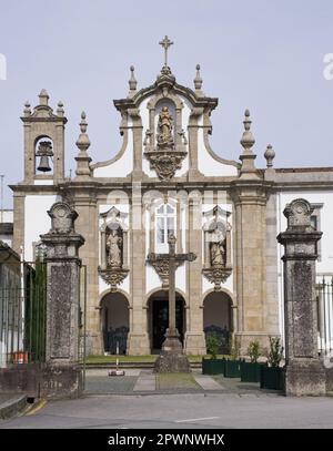 Guimaraes, Portugal - 19. März 2023: Das Kloster von Santo Antonio dos Capuchos wurde 2008 von Santa Casa da Misericordia de Guimaraes gegründet. Sonnig Stockfoto