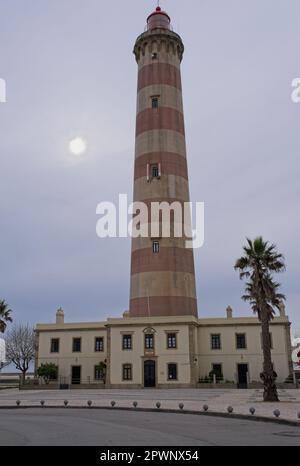 Gafanha da Nazare, Portugal - 22. März 2023: Der Leuchtturm Barra (Farol de Aveiro) ist ein Leuchtturm an der Küste auf der Westseite von Gafanha da Naz Stockfoto