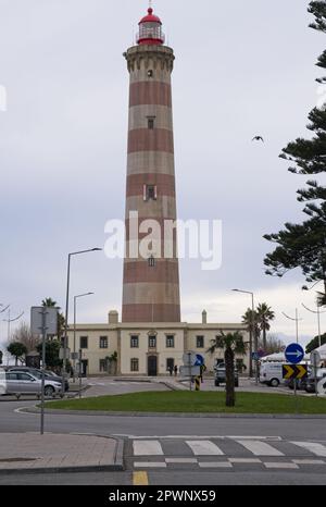 Gafanha da Nazare, Portugal - 22. März 2023: Der Leuchtturm Barra (Farol de Aveiro) ist ein Leuchtturm an der Küste auf der Westseite von Gafanha da Naz Stockfoto