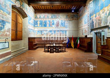 San Gimignano. Toskana. Italien. Frescows im Ratssaal oder Sala Dante im Palazzo Comunale von Azzo di Masetto Stockfoto