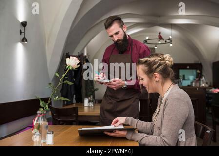 Frau im Restaurant, die bestellt Stockfoto