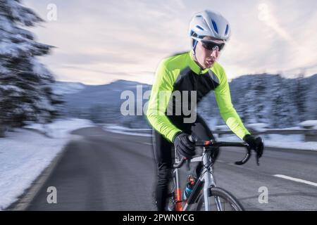 Junge Radfahrer, die sportliche Schutzkleidung tragen Stockfoto