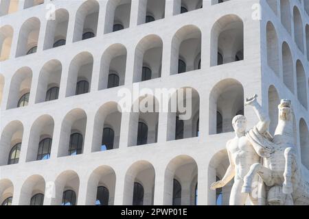 Ein zeitloses Symbol modernistischer Architektur: Der Palazzo della Civiltà Italiana, auch bekannt als der „Platz Kolosseum“, steht hoch im Stadtteil EUR Stockfoto