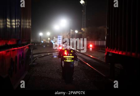 (230501) -- ALATAW PASS, 1. Mai 2023 (Xinhua) -- Cui Hongwu (Front) und seine Kollegen begeben sich zum Einsatzort am Alataw Pass, der Autonomen Region Xinjiang Uygur im Nordwesten Chinas, 4. April 2023. Der Alataw Pass ist ein wichtiger Landhafen an der Grenze zwischen China und Kasachstan im Nordwesten der Autonomen Region Xinjiang Uygur. Cui Hongwu, ein Beamter der Grenzkontrollstation am Hafen, arbeitet seit über 10 Jahren. Hier traf er seine Frau Liu Xin, seine Kollegin und arbeitet als Polizeihund-Betreuer. In den letzten Jahren hat der Alataw Pass eine wachsende Anzahl und beschleunigte Frequenz von i erlebt Stockfoto