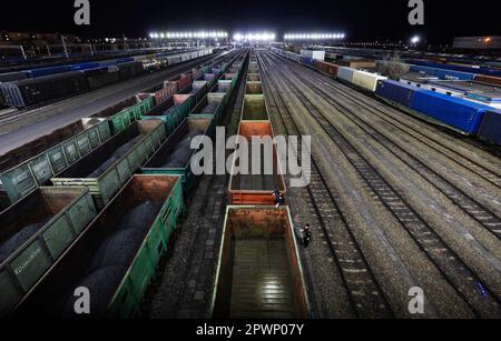 (230501) -- ALATAW PASS, 1. Mai 2023 (Xinhua) -- Cui Hongwu (L) und sein Kollege inspizieren einen Zug während der Patrouille am Alataw Pass, Nordwest-Chinas Autonome Region Xinjiang Uygur, 4. April 2023. Der Alataw Pass ist ein wichtiger Landhafen an der Grenze zwischen China und Kasachstan im Nordwesten der Autonomen Region Xinjiang Uygur. Cui Hongwu, ein Beamter der Grenzkontrollstation am Hafen, arbeitet seit über 10 Jahren. Hier traf er seine Frau Liu Xin, seine Kollegin und arbeitet als Polizeihund-Betreuer. In den letzten Jahren hat der Alataw-Pass eine wachsende Zahl und immer häufigere Frequenzen erlebt Stockfoto