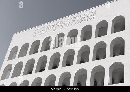 Ein zeitloses Symbol modernistischer Architektur: Der Palazzo della Civiltà Italiana, auch bekannt als der „Platz Kolosseum“, steht hoch im Stadtteil EUR Stockfoto