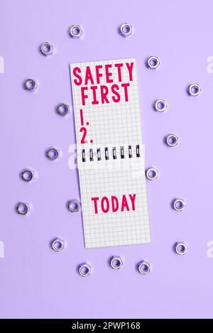 Schild mit Sicherheitshinweis, Konzept bedeutet Vermeidung unnötiger Risiken Leben sicher sein Vorsicht walten lassen Stockfoto