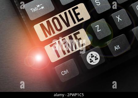 Handschriftliches Schild Filmzeit, Wort, das zur geplanten oder tatsächlichen Zeit geschrieben wird, zu der eine Vorstellung oder ein Film beginnt Stockfoto