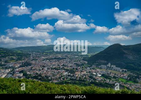 Ein Panoramablick von Lourdes aus der Vogelperspektive. französische Stadt Stockfoto