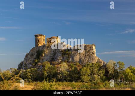 Die Ruinen von Chateau de l´befinden sich in der Nähe von Chateauneuf-du-Pape, Provence, Frankreich Stockfoto