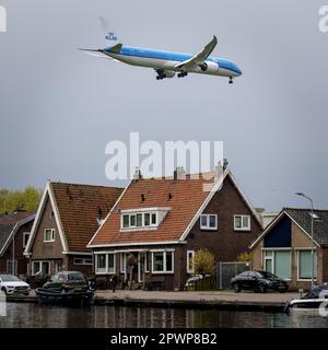 SCHIPHOL - ein Flugzeug fliegt über ein Haus in der Nähe von Schiphol. Mehrere tausend Menschen, die in der Nähe von Schiphol leben, können für die Belästigung entschädigt werden, die sie erlitten haben, weil die Behörde für menschliche Umwelt und Verkehr (ILT) nicht eingegriffen hat, als der Luftverkehr zu viel Lärm in ihrem Haus verursacht hat. ANP ROBIN VAN LONKHUIJSEN niederlande raus - belgien raus Stockfoto